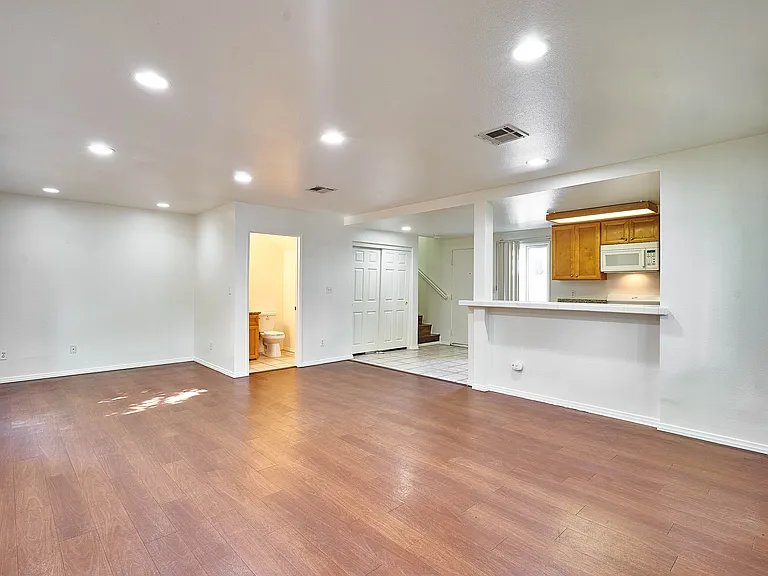 1189 W 36th St — Photo 13