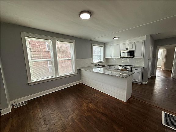 4th image of 4950 Lindenwood Ave