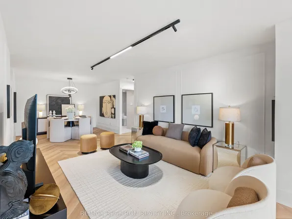 11 Townsgate Dr #210, Vaughan, ON L4J 8G4