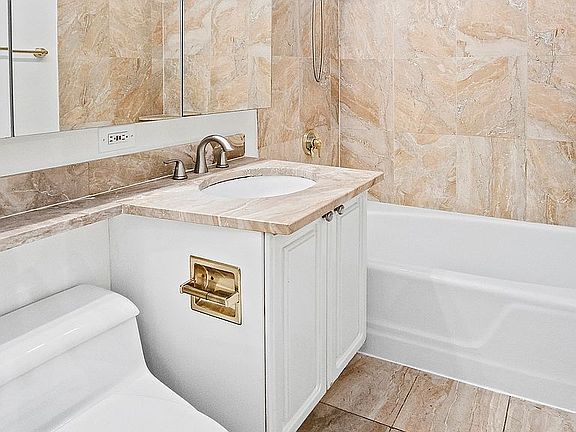 5th image of 201 W 72nd St APT 3D