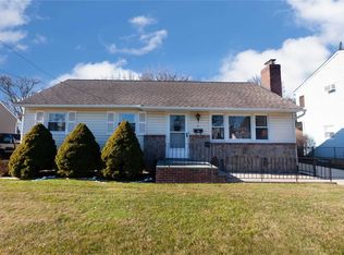 6 Oxford Pl, Hicksville, NY 11801
