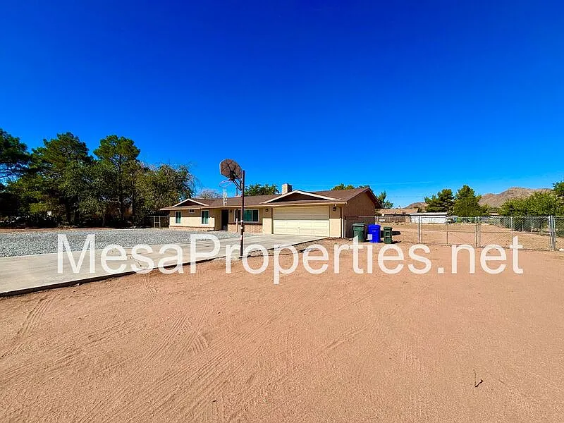 3 bed, 2.0 bath, 1370 sqft, $2,100 — Photo 2