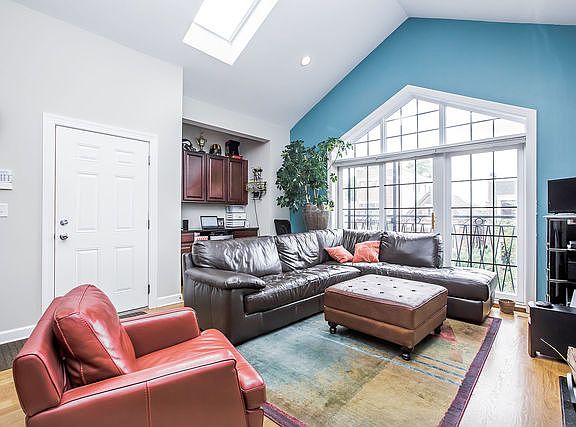 2nd image of 1846 W Armitage Ave #3W