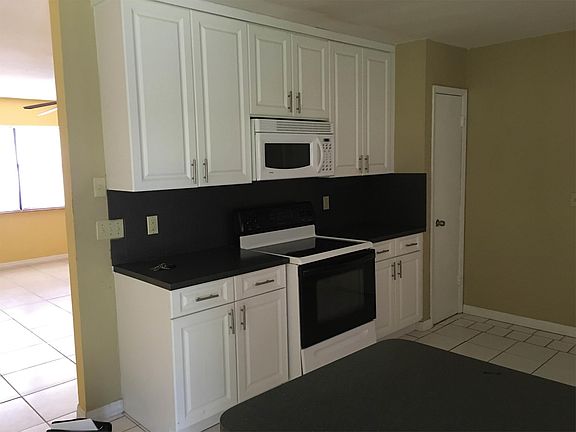 2nd image of 991 SW Romaine Ln