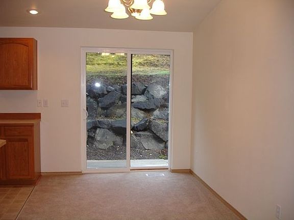 3rd image of 181 E Dartmoor Dr
