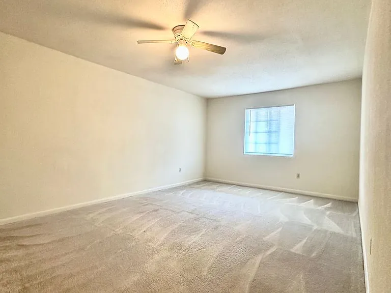 University Pointe Apartments — Photo 6