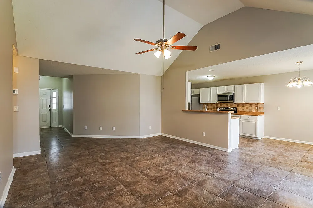 3 bed, 2.0 bath, 1472 sqft, $2,005 — Photo 4