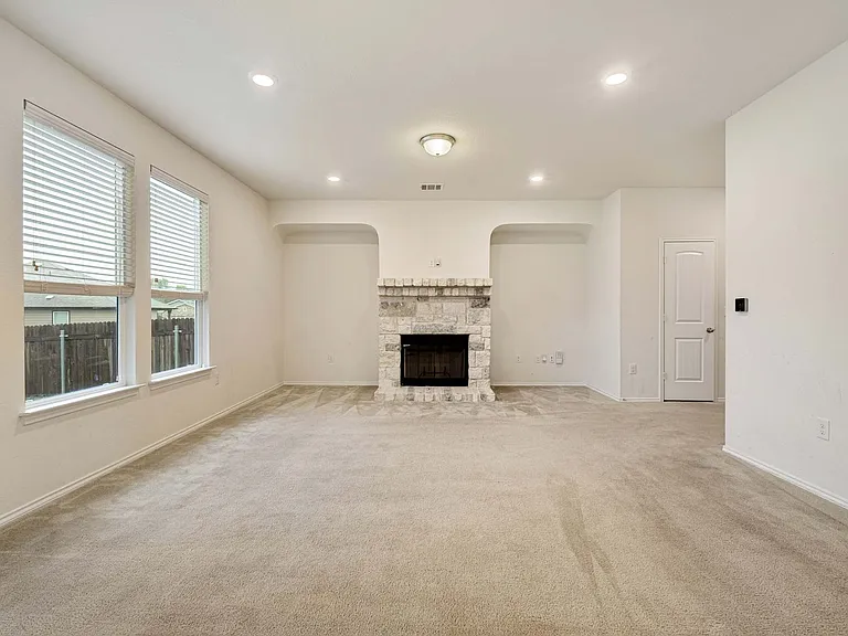 907 Solitude Dr — Photo 11