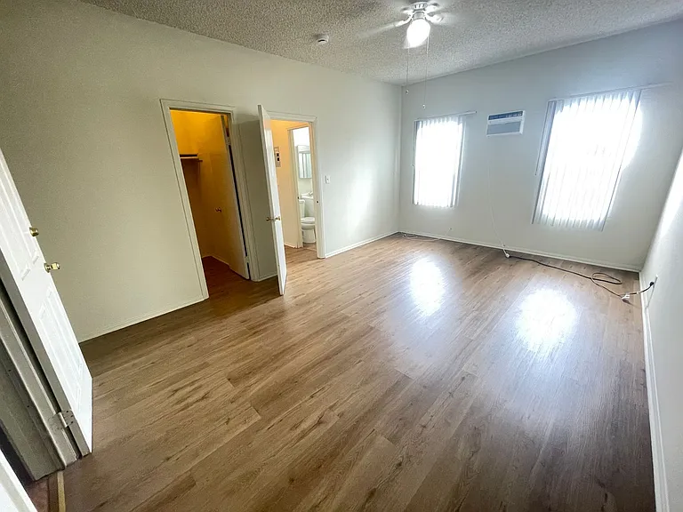 515 E Valencia Ave — Photo 9