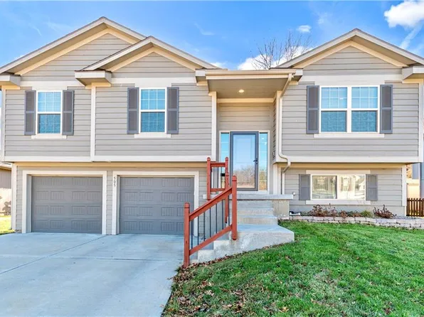 505 Hickory Ridge Dr, Grain Valley, MO 64029