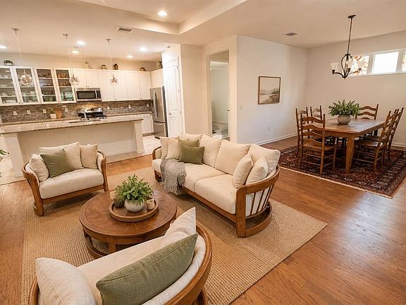 4th image of 215 AVENHAM DRIVE
