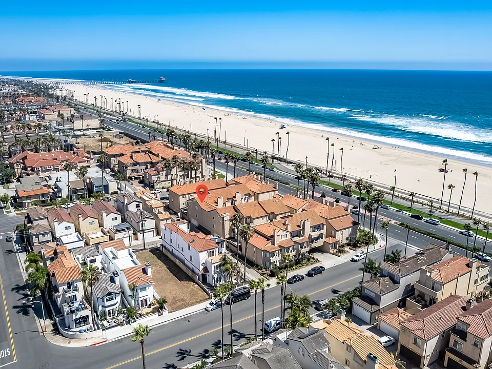 2000 Pacific Coast Hwy #203