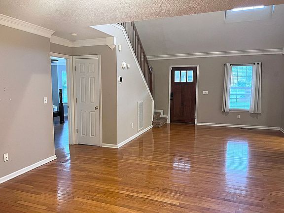 Entry/Livingroom