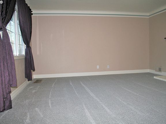 5th image of 728 NE Birchwood Dr