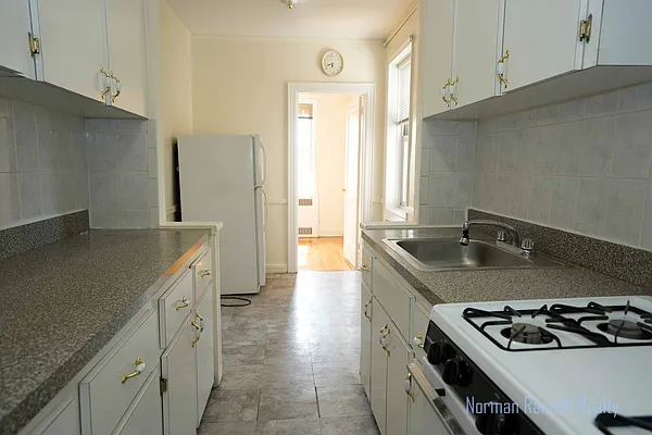 Rented by Norman Raindel, LREB | media 21