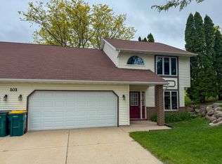 101 Northlawn Dr #B, Cottage Grove, WI 53527