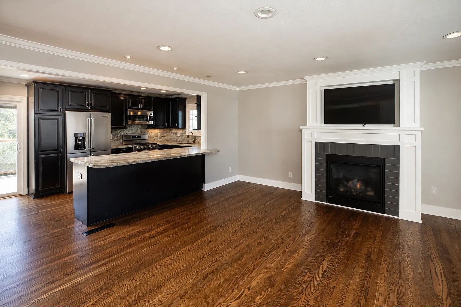 3 bed, 2.5 bath, 1620 sqft, $7,900 — Photo 3