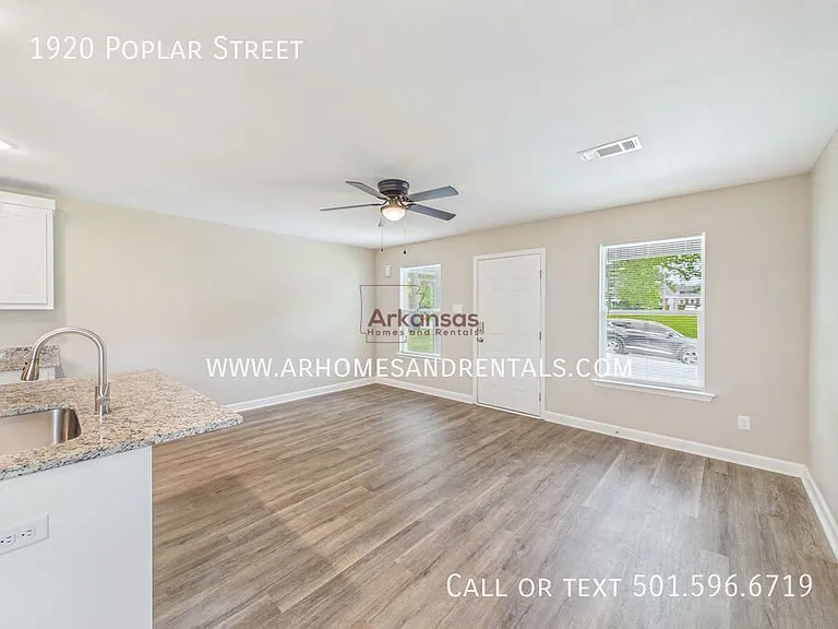 1920 N Poplar St — Photo 2