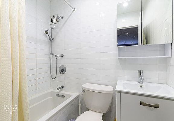 5th image of 434 W 19th St APT 5D