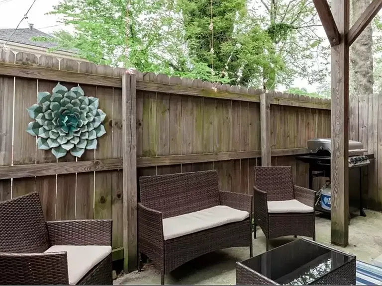 1134 Catherine St — Photo 13