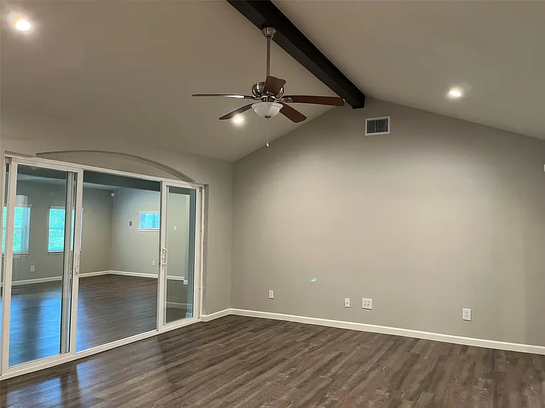 304 S Shadowbend Ave — Photo 7