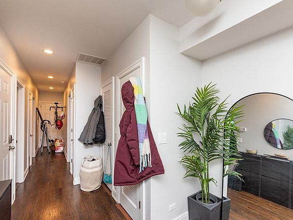 3rd image of 858 N Hermitage Ave #2F