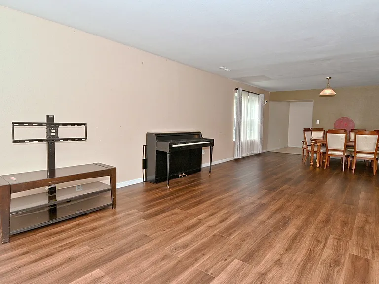 1043 Rentham Ln — Photo 9