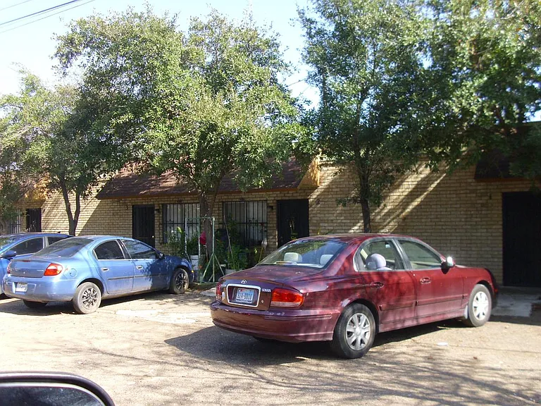 1902 E Frost St — Photo 2