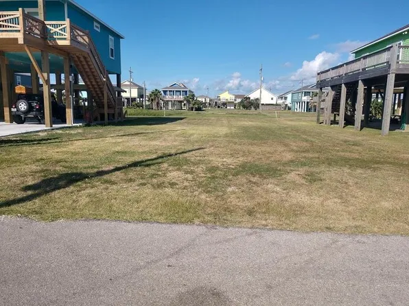 875 Palmetto Dr, Crystal Beach, TX 77650
