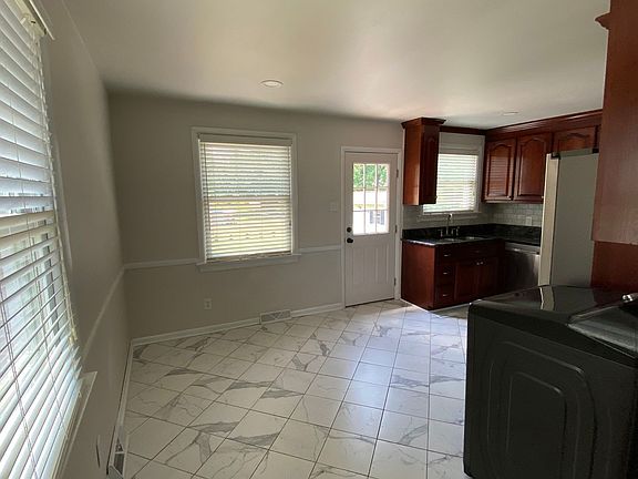 4th image of 7977 Willow Ave