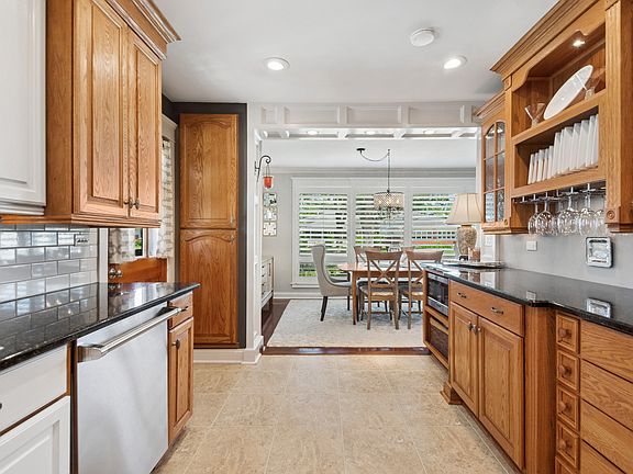 5th image of 576 Bedford Ln