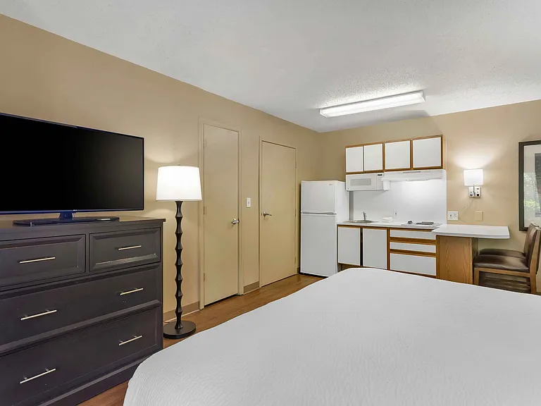 1 Bedroom Suite - 1 King Bed