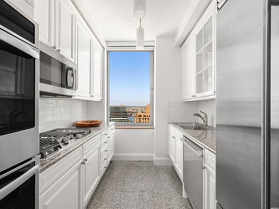 3rd image of 101 W 67th St APT 52E