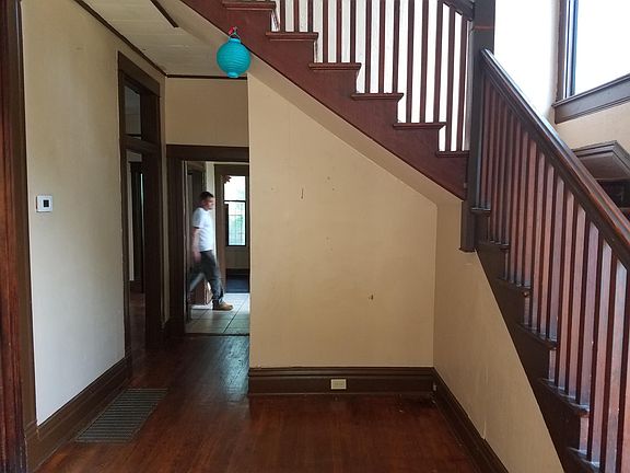 3rd image of 543 Egan St