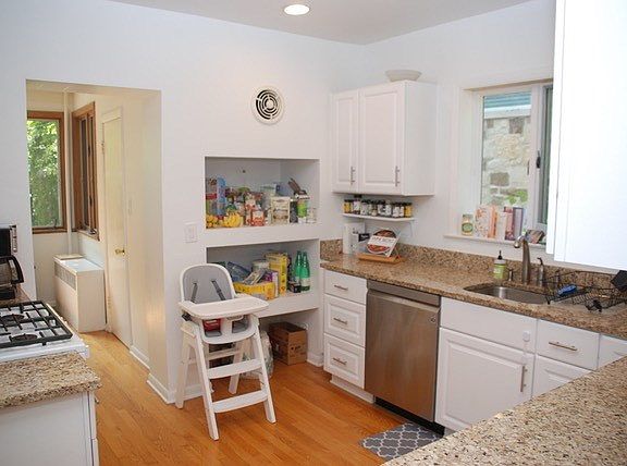 2nd image of 260 Mary St