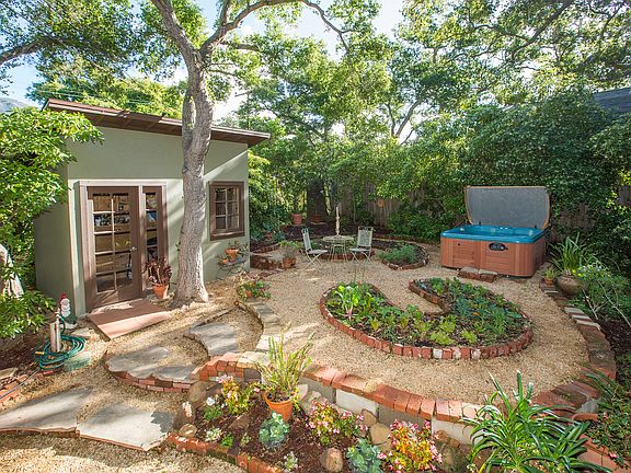 Whimsical gardens w/hot tub