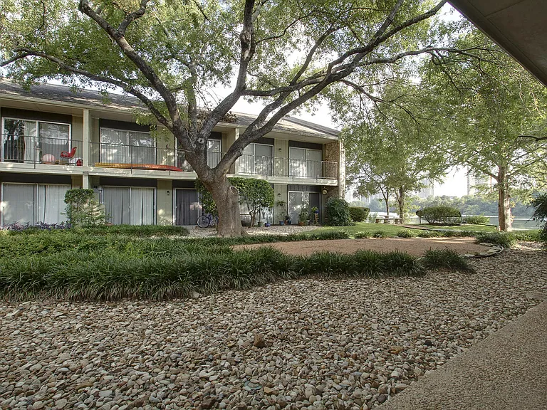 500 E Riverside Dr #136 — Photo 16
