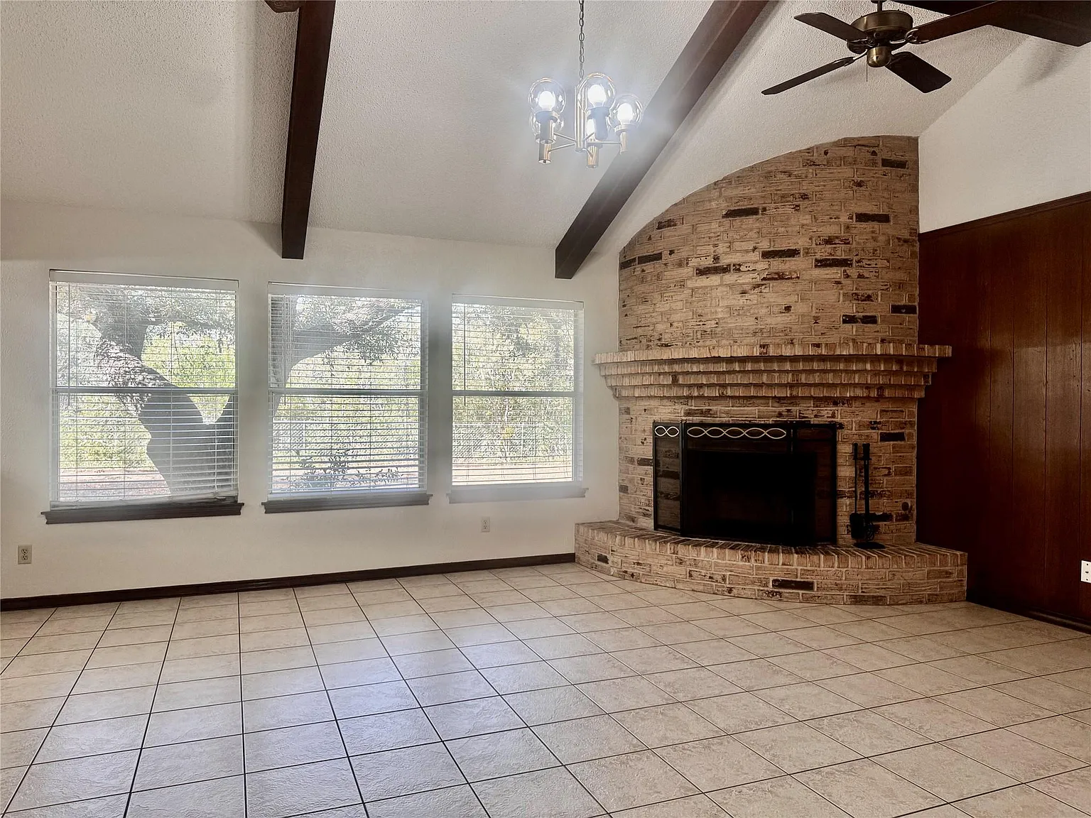 3 bed, 2.0 bath, 1417 sqft, $2,495 — Photo 3