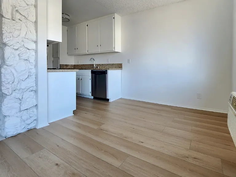 1310 Wellesley Ave — Photo 10