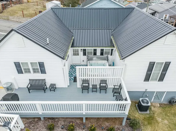 305 Grayson St, Fries, VA 24330