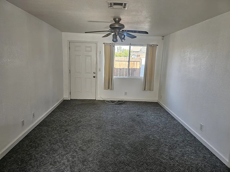 982 Kern Ct — Photo 3