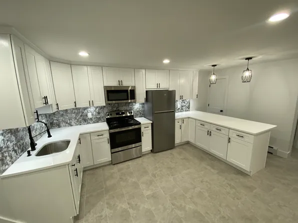 (undisclosed Address), Saint James, NY 11780