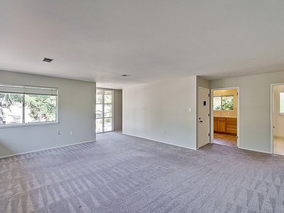 4th image of 689 Roble Ave #3
