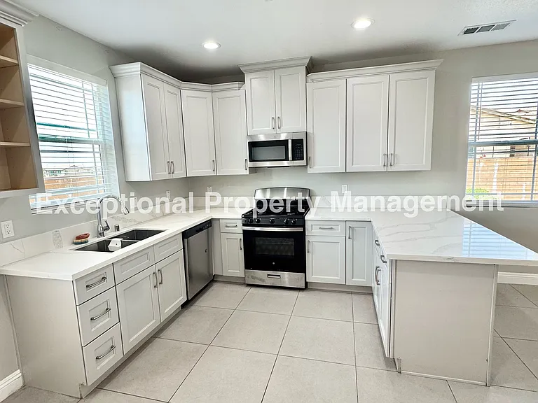 16265 Plum St — Photo 5