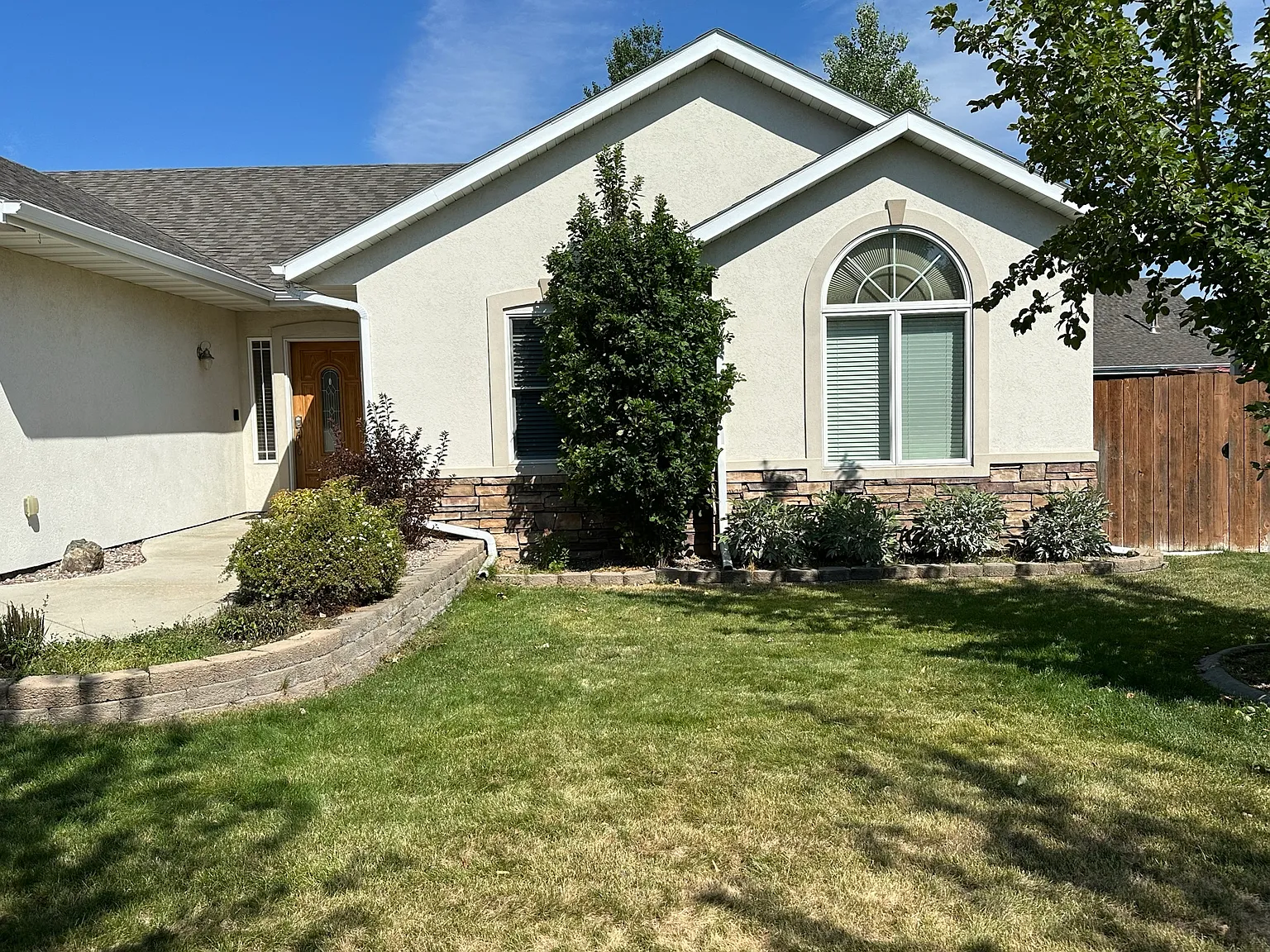 5 bed, 2990 sqft, $3,000 — Photo 2