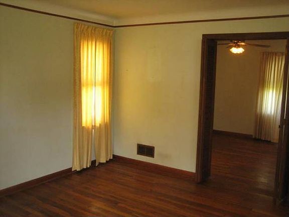 2nd image of 7326 Traymore Ave