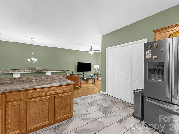 5th image of 709 Villas Ct