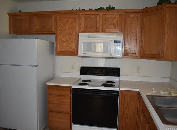 4th image of 4002 Lakota Ct