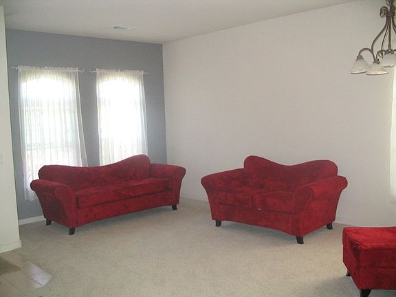 Spacious living/dining room