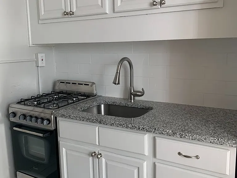 100 Howe Street — Photo 126